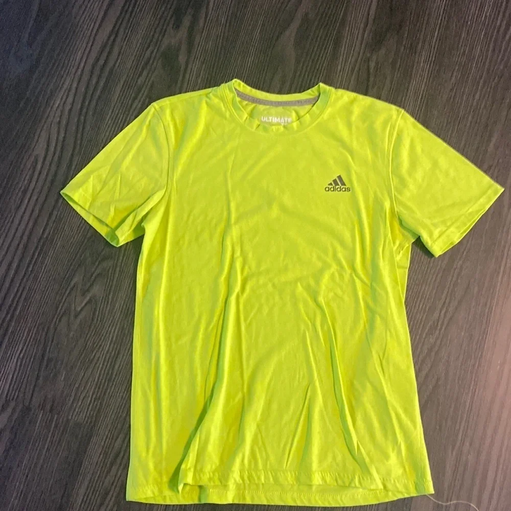 🍍ADIDAS T SHIRT 🍍size medium 🍍T-1